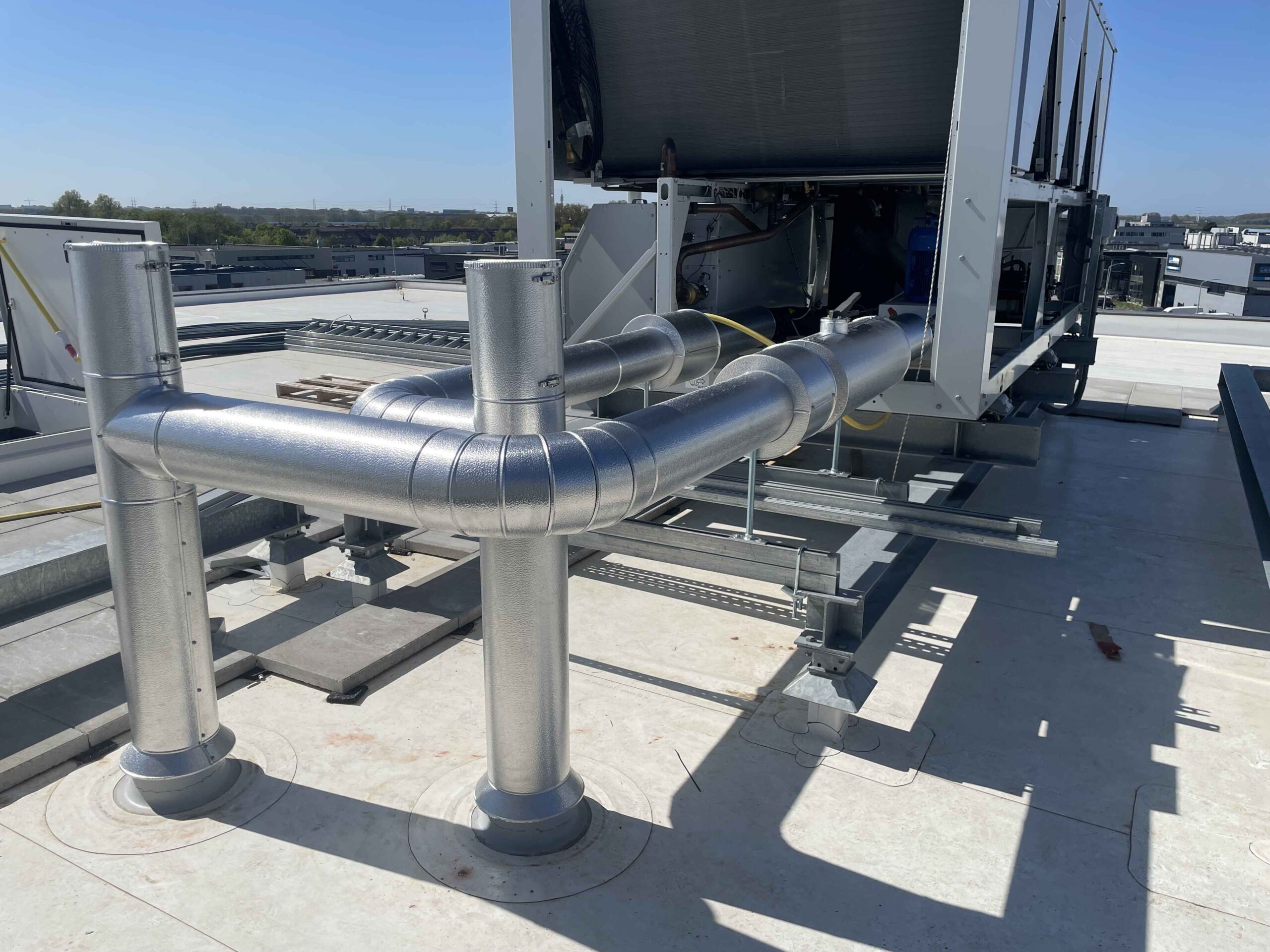 Koelinstallatie vakkundig afgewerkt met aluminium plaatwerk
