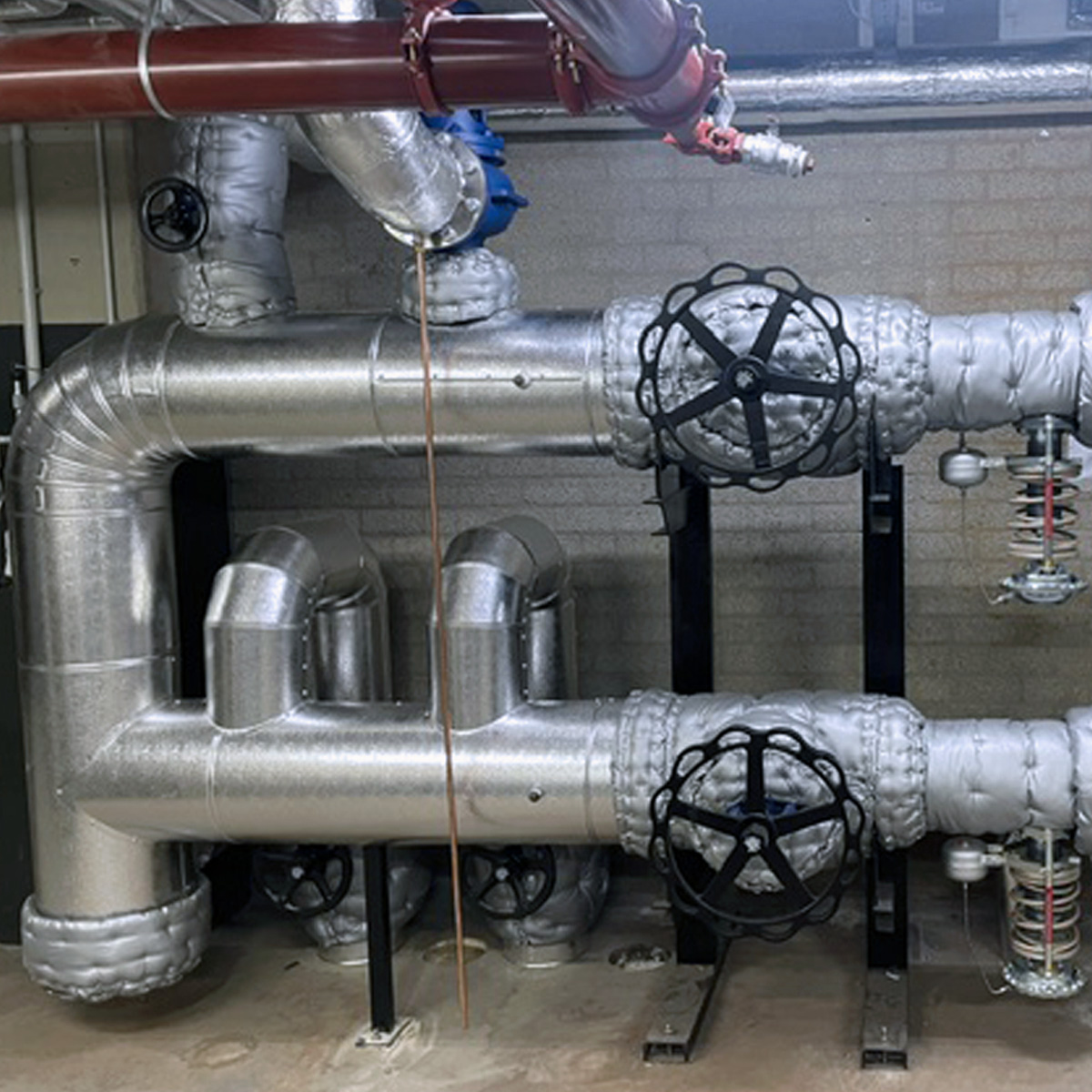 Stoominstallatie geïsoleerd voor warmtebehoud en veiligheid