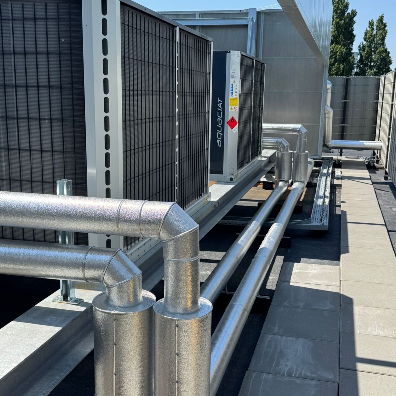 Koelinstallatie duurzaam beschermd met aluminium plaatwerk